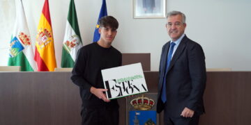 García Urbano recibe al joven futbolista esteponero Daniel Muñoz Navas