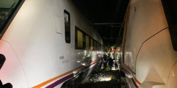 200 pasajeros evacuados tras un choque entre dos trenes en los túneles de El Chorro