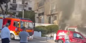 Extinguen el incendio en un bajo de Calahonda sin que haya que lamentar heridos