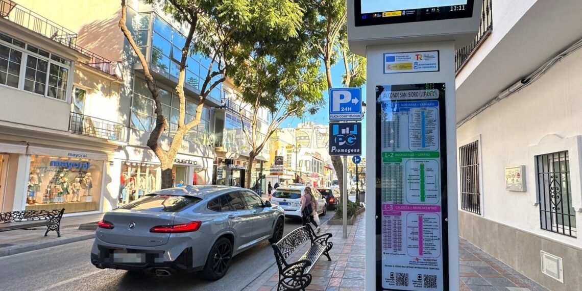 Fuengirola instala una nueva señalética digital e inclusiva en sus paradas de autobús