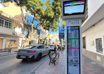 Fuengirola instala una nueva señalética digital e inclusiva en sus paradas de autobús