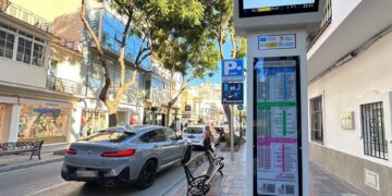 Fuengirola instala una nueva señalética digital e inclusiva en sus paradas de autobús