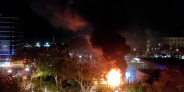 Un incendio declarado junto a una gasolinera pone en alerta a Marbella