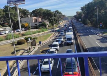 Tres vehículos colisionan en la A7, a su paso por Marbella, y dejan una mujer herida