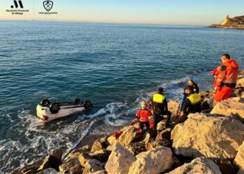 Rescatan a un hombre tras caer al mar con su coche en un acantilado de Torrox