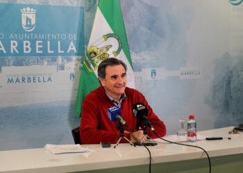 Marbella mejora la movilidad y la seguridad vial con el pintado de pasos de peatones y carreteras