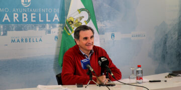 Marbella mejora la movilidad y la seguridad vial con el pintado de pasos de peatones y carreteras