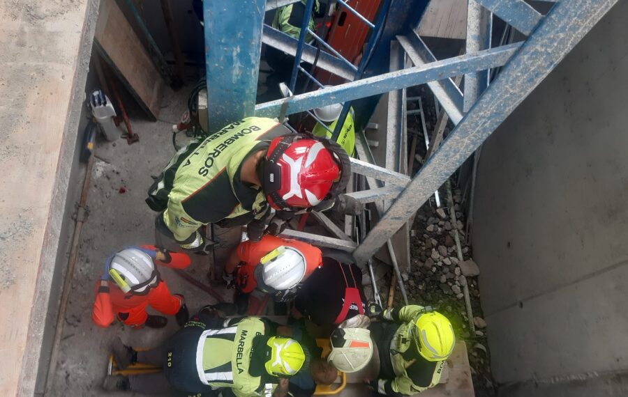 Rescatado un trabajador tras caer al foso de una grúa en San Pedro