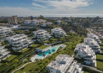 Muere un trabajador tras caerle encima un palet en Estepona