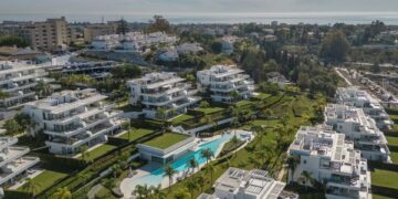 Muere un trabajador tras caerle encima un palet en Estepona