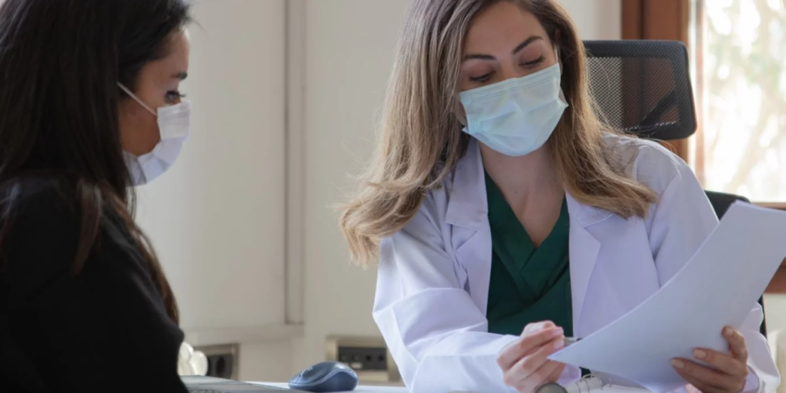 El uso de las mascarillas en los centros sanitarios podría volver a ser obligatorio