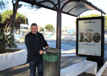 Mijas cuenta con nuevas papeleras en las paradas de autobús situadas en la A7