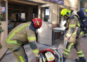 Dos personas heridas tras el incendio de un establecimiento en Arroyo de la Miel