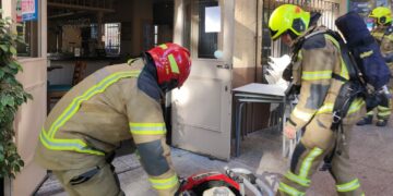 Dos personas heridas tras el incendio de un establecimiento en Arroyo de la Miel