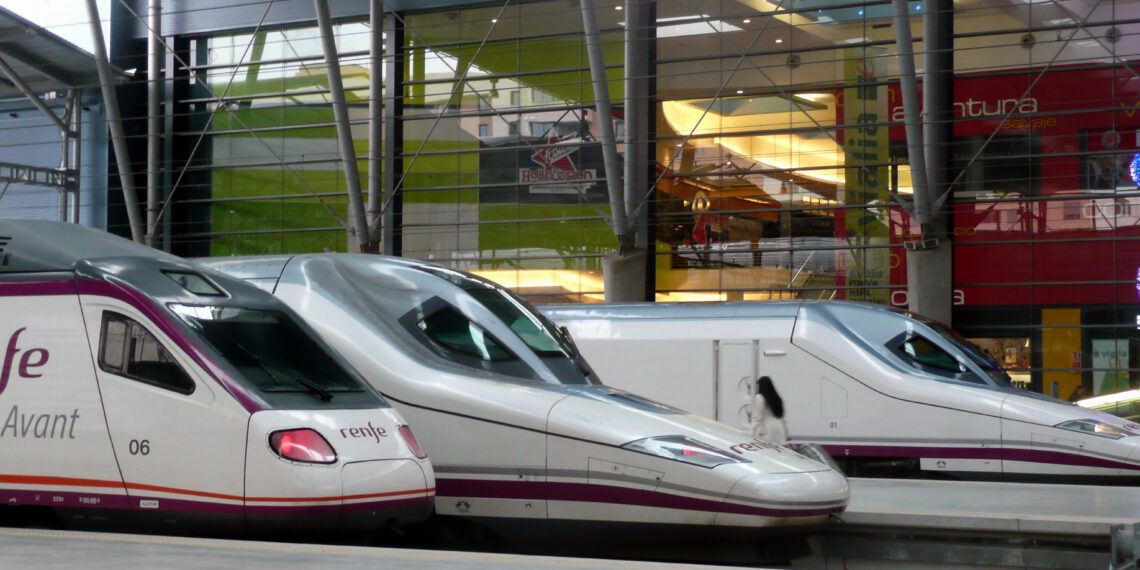 Renfe eleva los descuentos de la Tarjeta Dorada para la compra de billetes entre hoy y el domingo