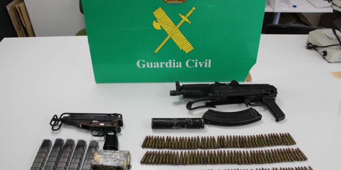 La Guardia Civil encuentra dos armas de guerra escondidas en un zulo ubicado en Monda