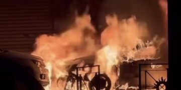 Aparatoso incendio en Fuengirola tras arder dos vehículos en la calle Camino de Coín