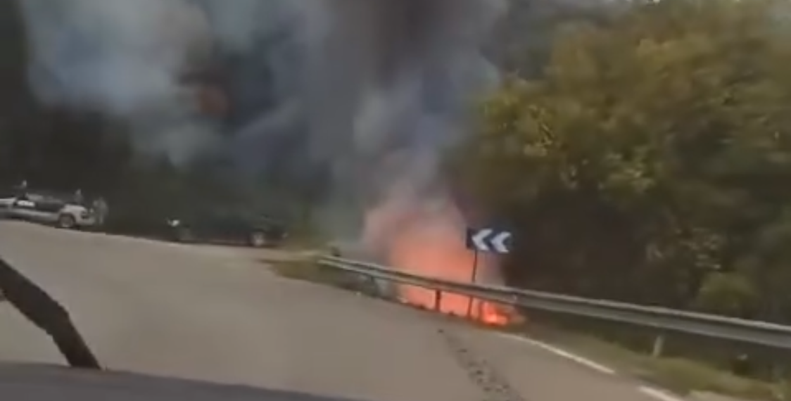 Arde un coche tras salirse de la vía en Casares