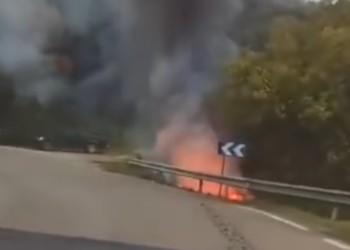 Arde un coche tras salirse de la vía en Casares