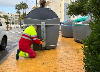 Marbella habilita un teléfono informar de incidencias de contenedores de recogida de residuos sólidos urbanos