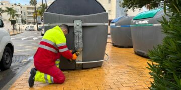 Marbella habilita un teléfono informar de incidencias de contenedores de recogida de residuos sólidos urbanos
