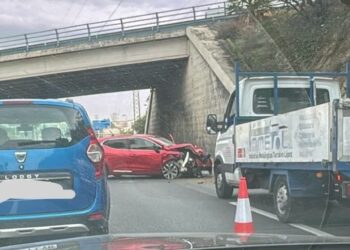 Un herido grave tras la colisión de dos vehículos en la A-7 a la altura de Fuengirola