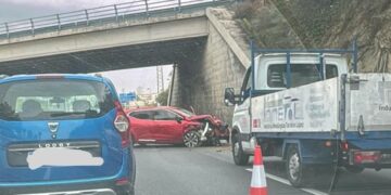 Un herido grave tras la colisión de dos vehículos en la A-7 a la altura de Fuengirola