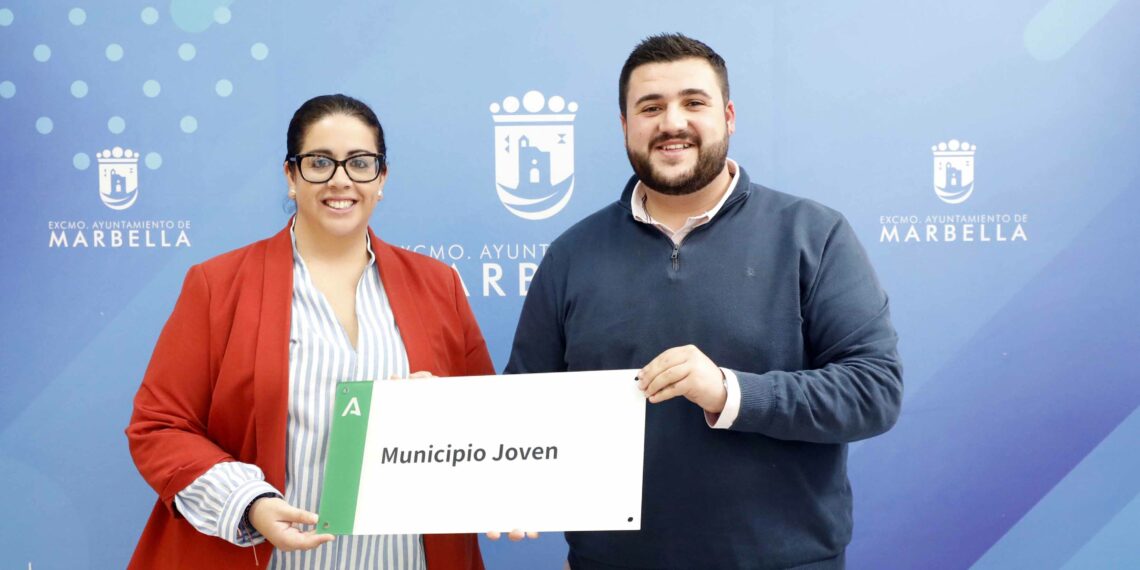Marbella recibe la distinción de ‘Municipio Joven’ de la Junta por su compromiso y apuesta por este colectivo