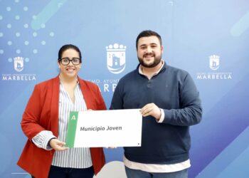 Marbella recibe la distinción de ‘Municipio Joven’ de la Junta por su compromiso y apuesta por este colectivo