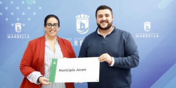 Marbella recibe la distinción de ‘Municipio Joven’ de la Junta por su compromiso y apuesta por este colectivo