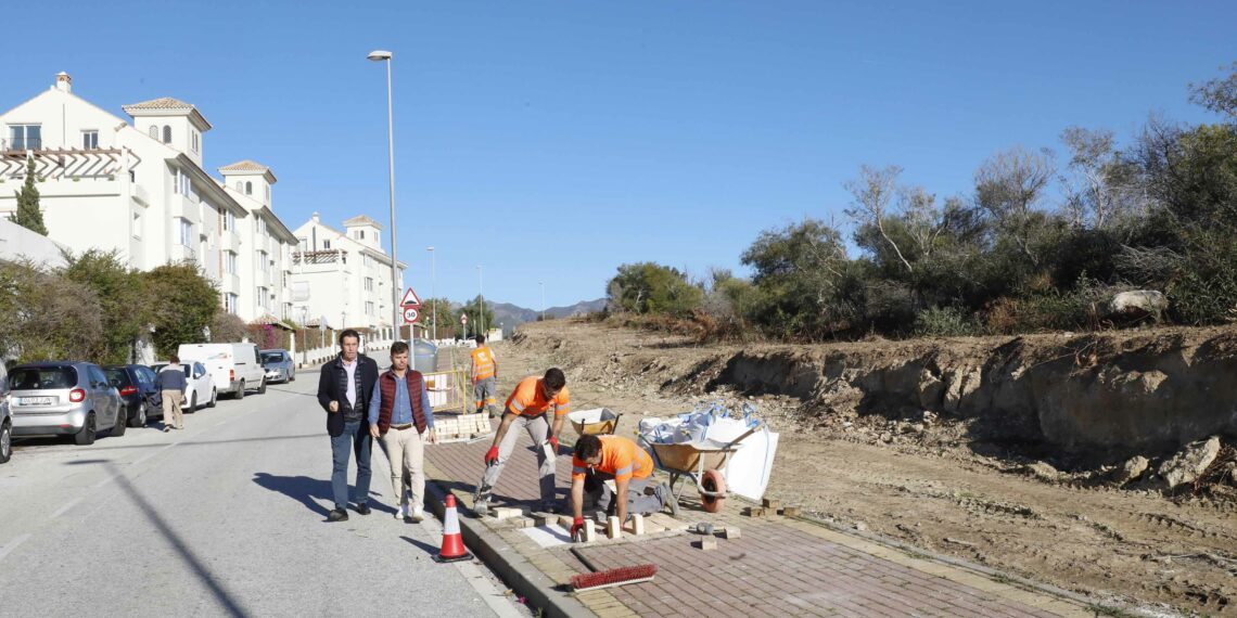 Marbella mejora la seguridad vial y la movilidad peatonal en la avenida Alcudia de Las Chapas