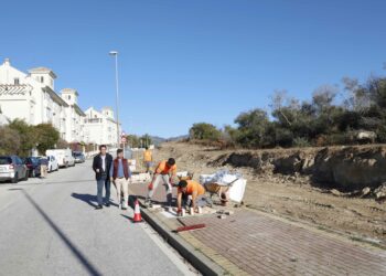Marbella mejora la seguridad vial y la movilidad peatonal en la avenida Alcudia de Las Chapas