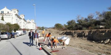 Marbella mejora la seguridad vial y la movilidad peatonal en la avenida Alcudia de Las Chapas