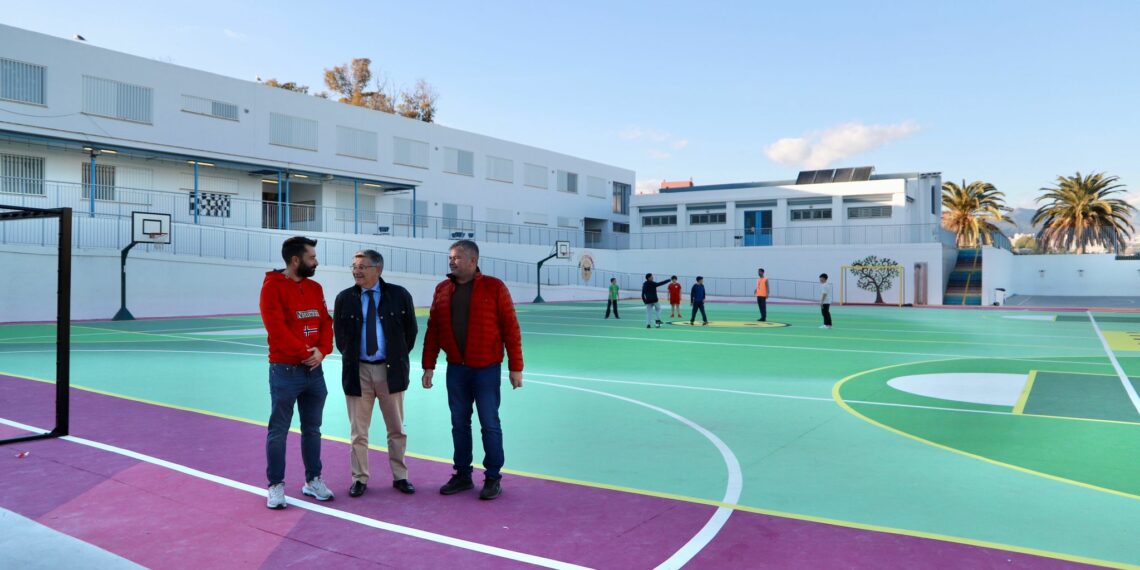 Renovada la pista deportiva del CEIP María Teresa León