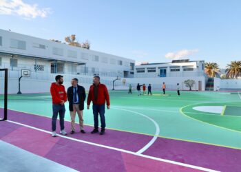 Renovada la pista deportiva del CEIP María Teresa León