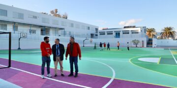 Renovada la pista deportiva del CEIP María Teresa León
