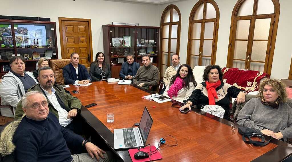 La Mesa de Trabajo de Turismo aborda el desarrollo de la Senda Litoral como nuevo reclamo en la costa de Benalmádena