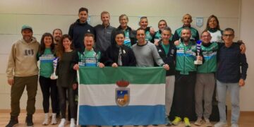 Margarita del Cid recibe al Club de Atletismo de Torremolinos tras proclamarse campeón de Málaga