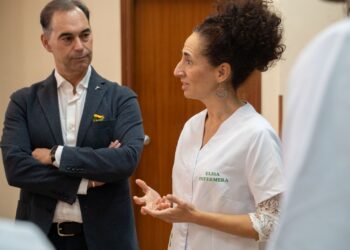 El alcalde de Benalmádena y el presidente de la Diputación de Málaga visitan el nuevo centro de día de Cudeca