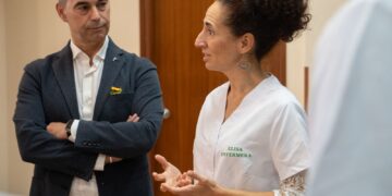 El alcalde de Benalmádena y el presidente de la Diputación de Málaga visitan el nuevo centro de día de Cudeca