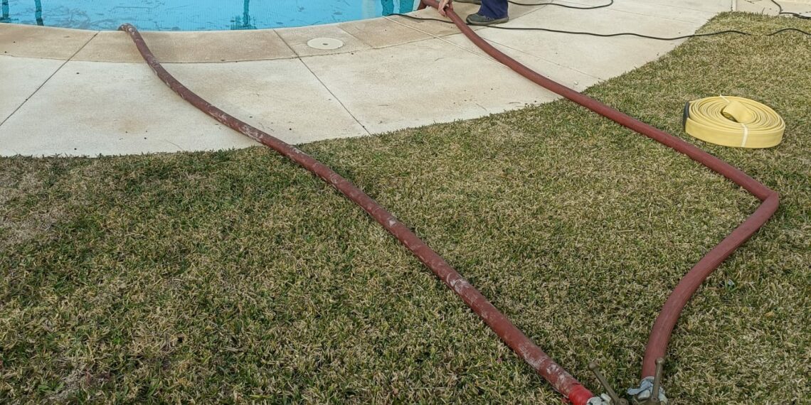 Comunidades optan por el vaciado de sus piscinas para abastecer de agua a los servicios de Limpieza, Parques y Jardines