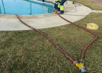 Comunidades optan por el vaciado de sus piscinas para abastecer de agua a los servicios de Limpieza, Parques y Jardines