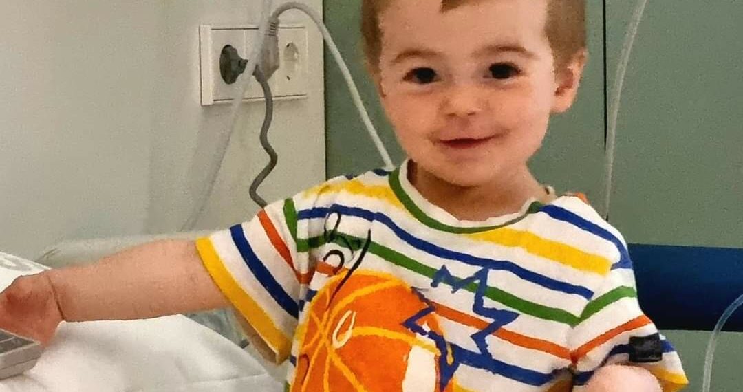 Una abuela de Mijas pide ayuda para curar a su nieto, de 2 años, de un cáncer de alto riesgo