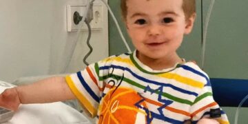 Una abuela de Mijas pide ayuda para curar a su nieto, de 2 años, de un cáncer de alto riesgo