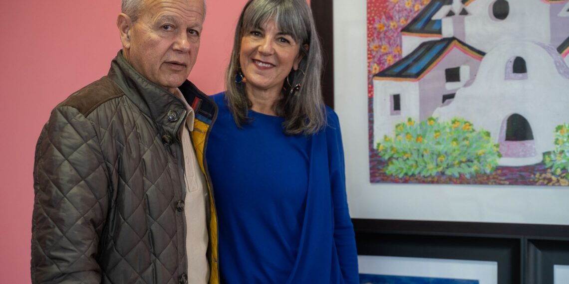 El pintor malagueño Santiago Fernández hizo entrega de seis obras al área de Bienestar Social