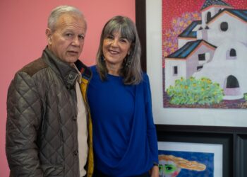 El pintor malagueño Santiago Fernández hizo entrega de seis obras al área de Bienestar Social