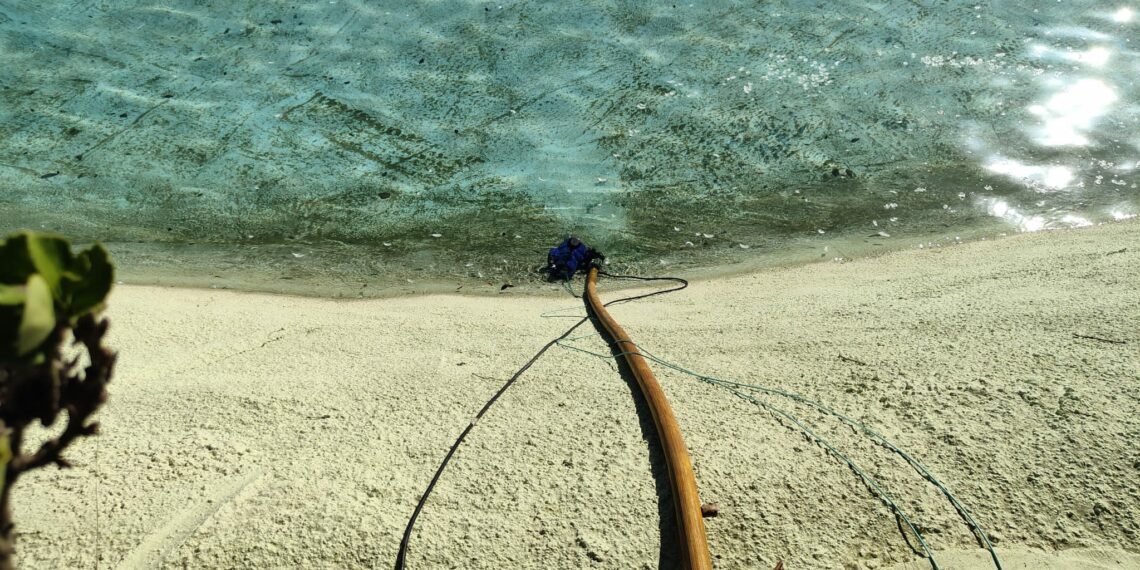 Empiezan a vaciar el lago del Parque La Batería de Torremolinos para utilizar el agua para riegos