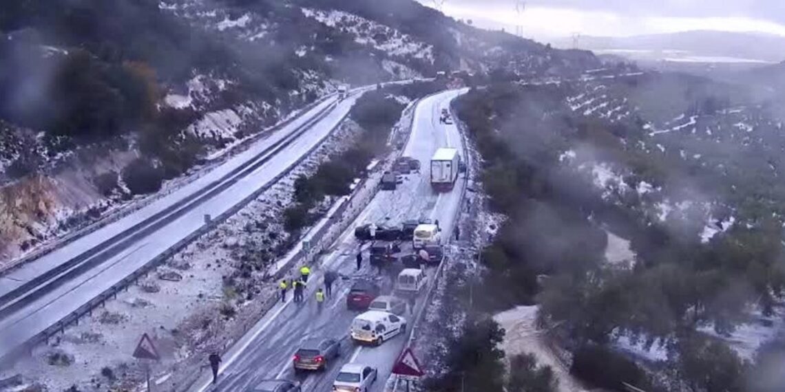 Quince vehículos implicados en una colisión en cadena en Archidona