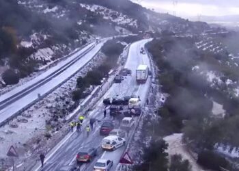 Quince vehículos implicados en una colisión en cadena en Archidona