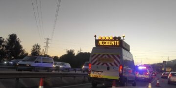 Accidente por la colisión de tres vehículos provoca retenciones en la A-7 en Benalmádena